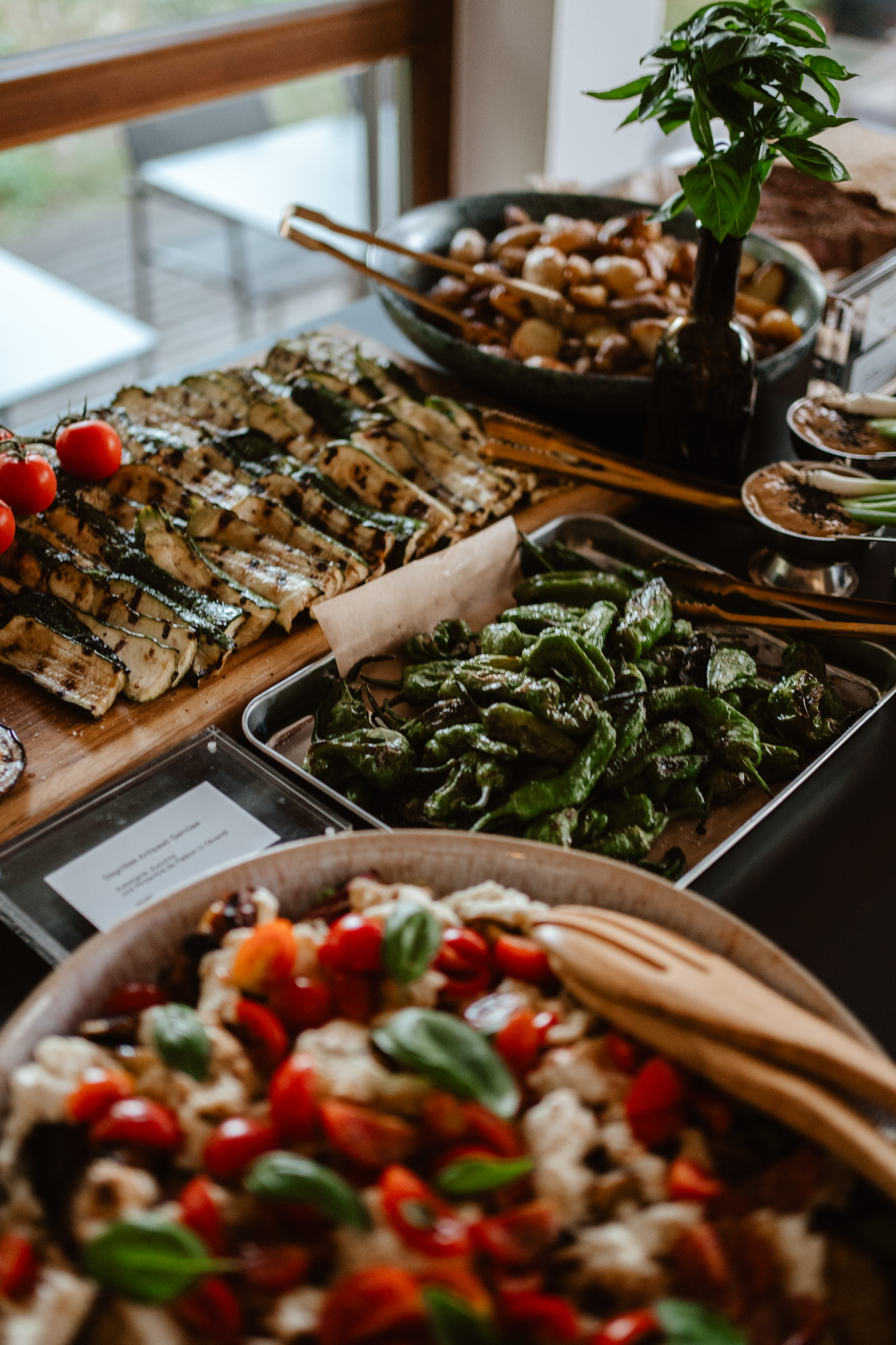 Bunt gedecktes mediterranes Vorspeisenbuffet mit Antipasti und frischem Gemüse im co:Lab