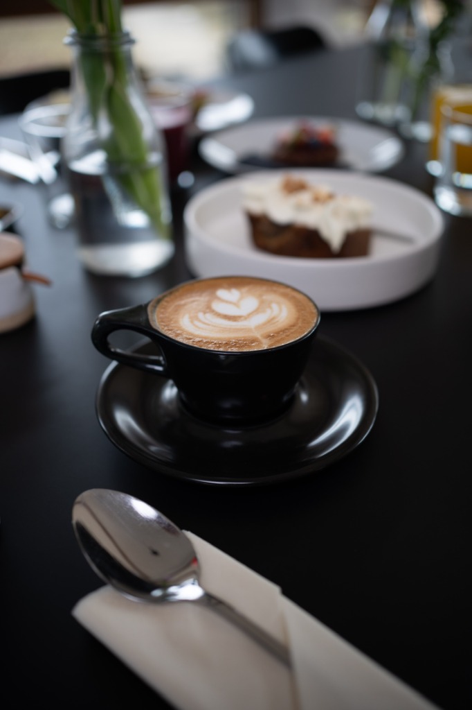 Liebevoll zubereiteter Specialty Coffee mit feiner Latte Art neben herzhaften und süßen Köstlichkeiten bei einem Frühstücks- und Brunch-Event im co:Lab