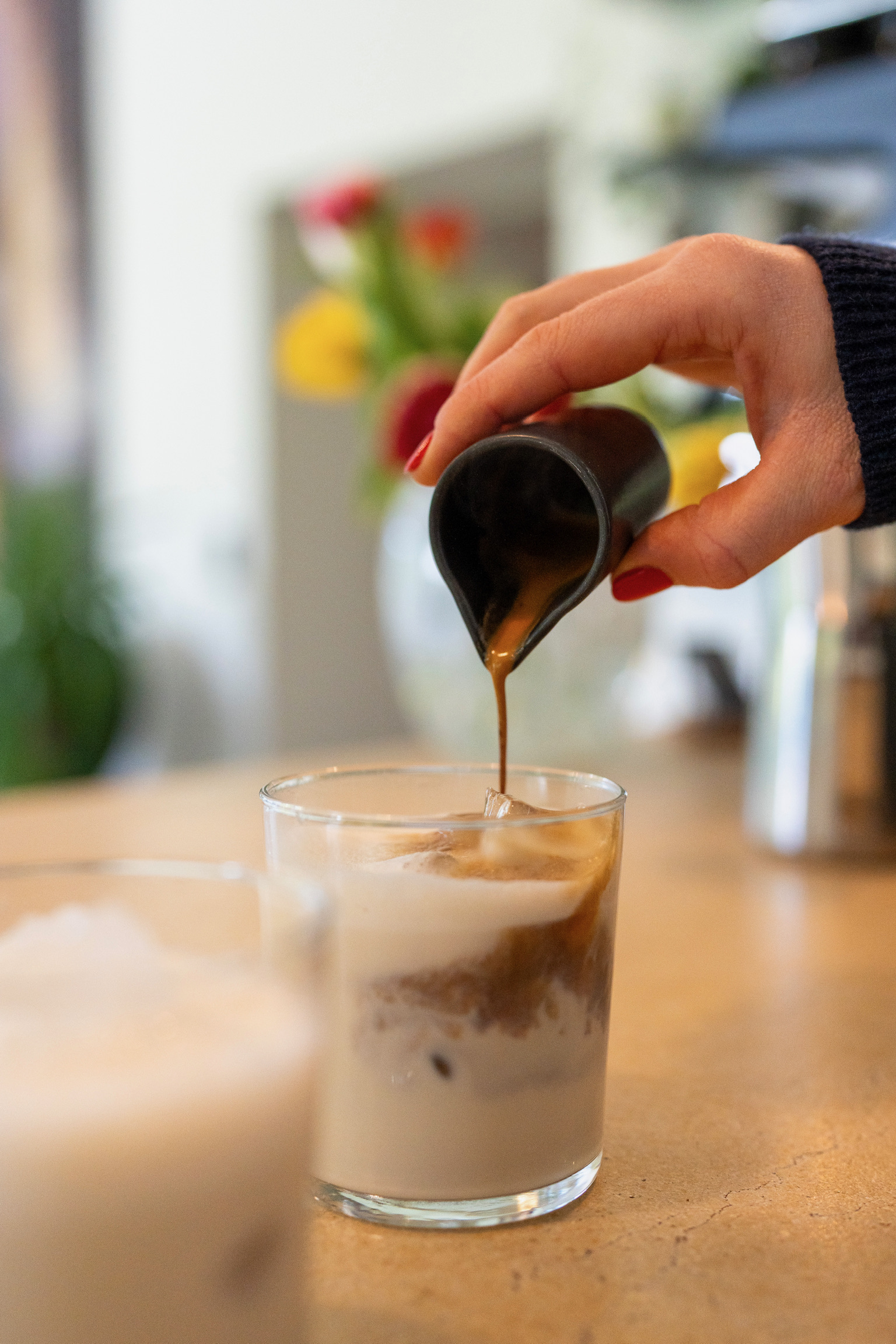 Liebevoll zubereiteter Specialty Coffee mit perfekt gegossenem Latte Art Herz im co:ffee Café