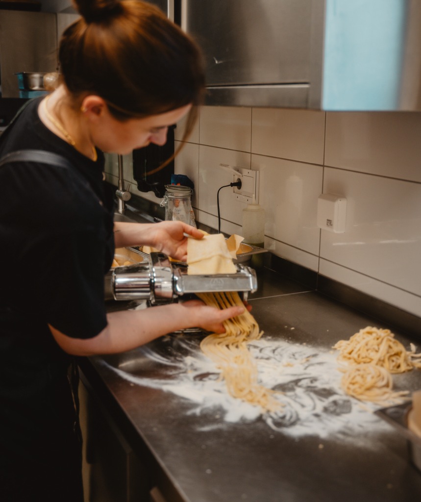 Frische Pasta wird in der co:Lab Atelierküche mit einer klassischen Nudelmaschine von Hand zubereitet