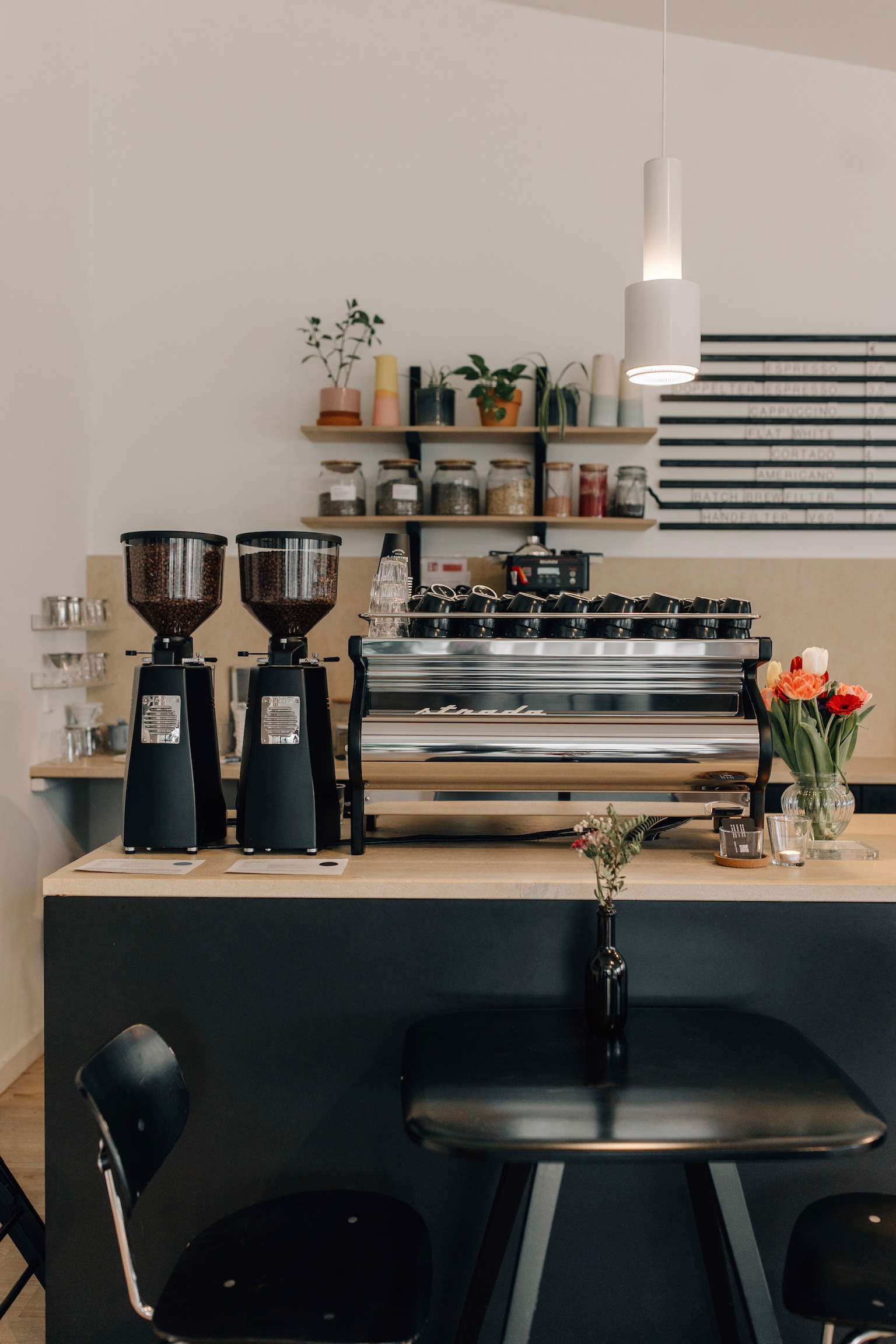 Professionelle Siebträger-Kaffeemaschine mit Kaffeemühlen an der Theke