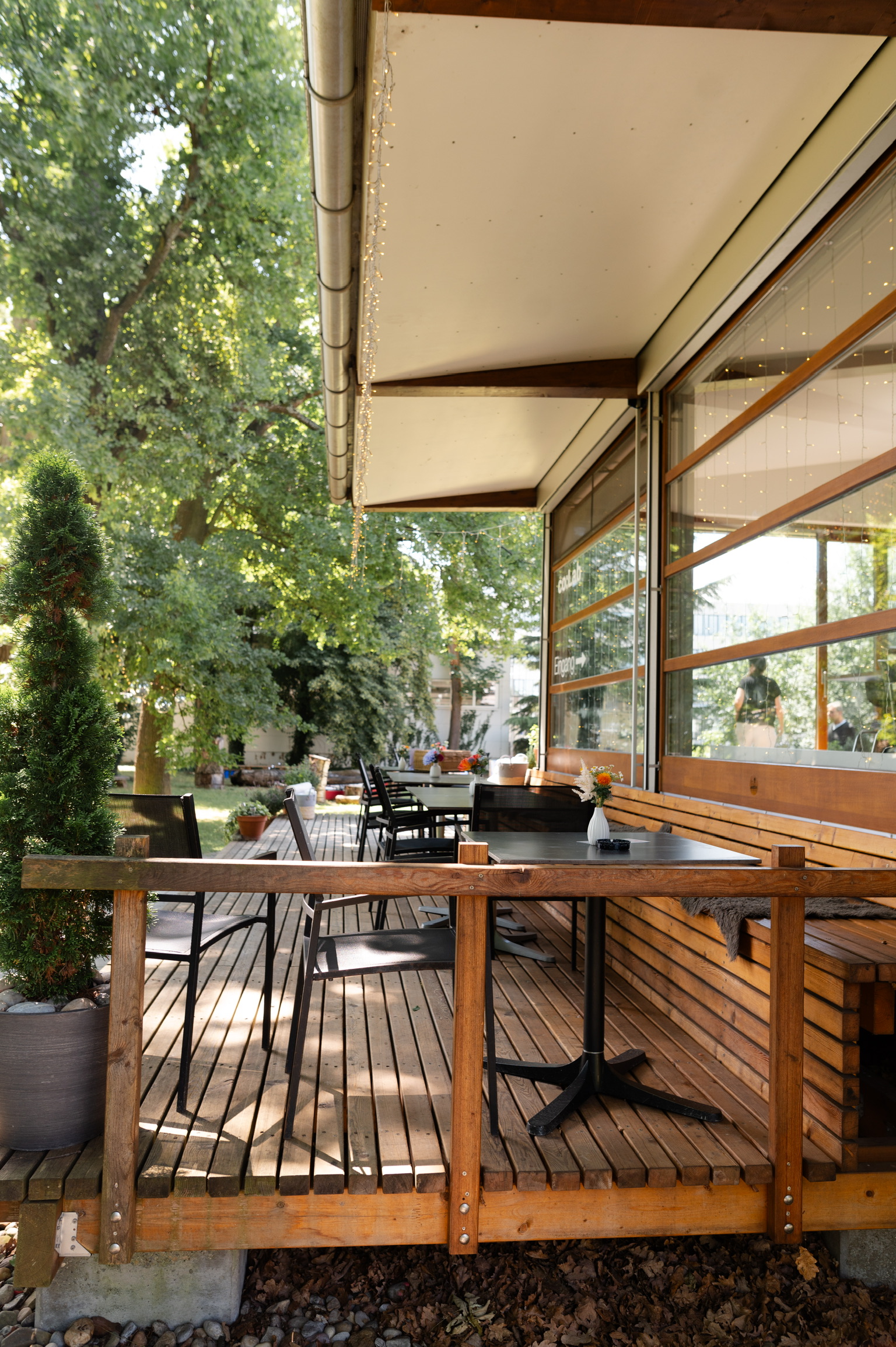 Garten mit einladenden Sitzmöglichkeiten und Holzstühlen