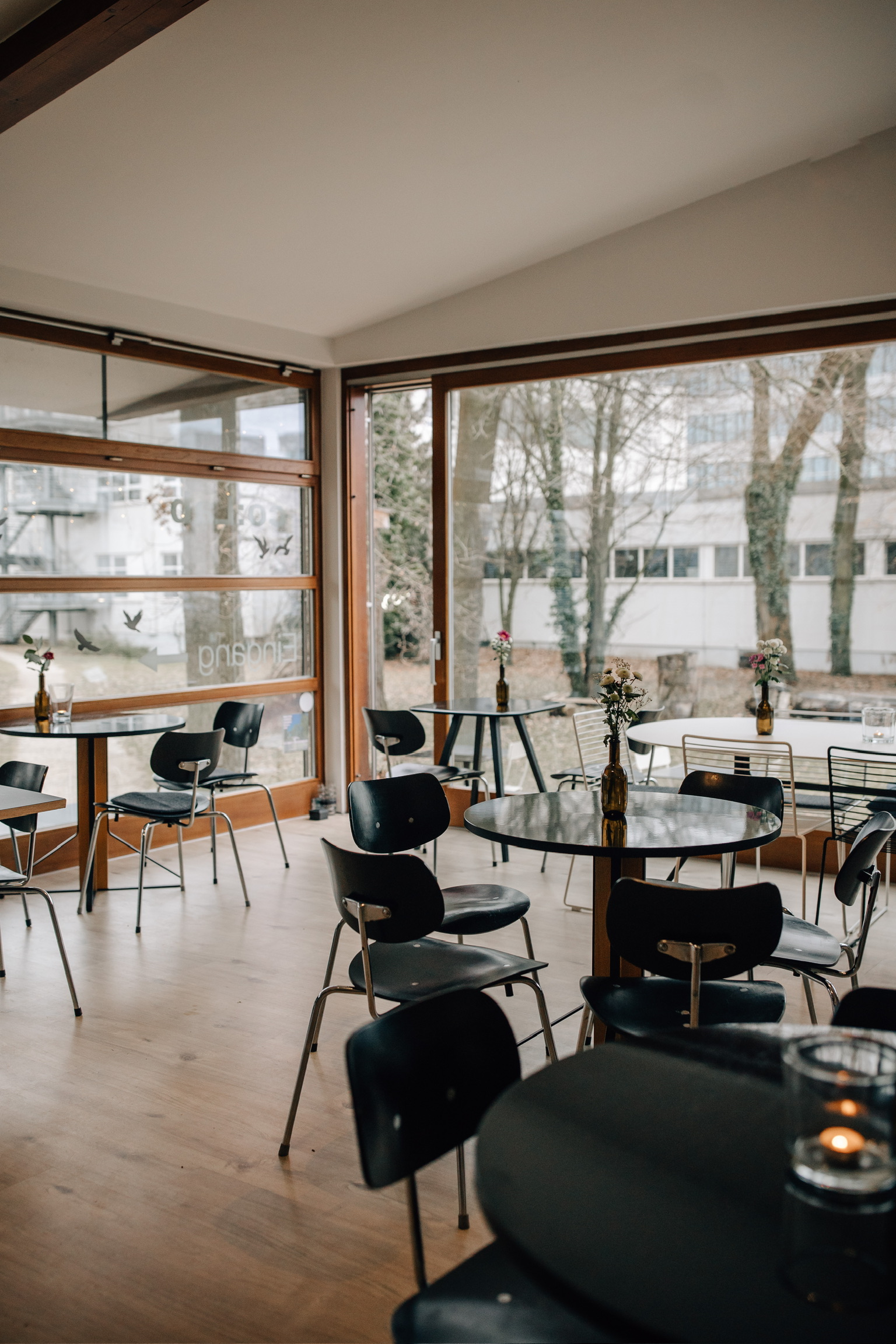 Heller, einladender Innenbereich des Café-Wohnzimmers