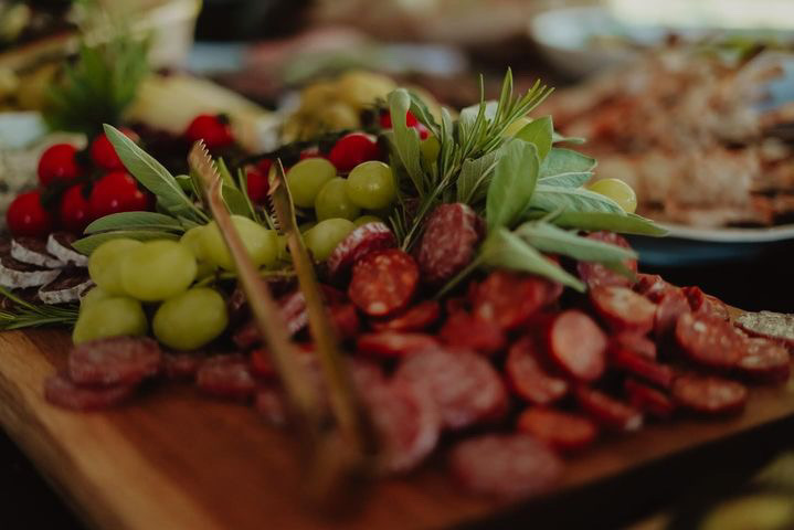 Ausgiebige, frisch zubereitete Antipasti-Platte mit leckeren Häppchen