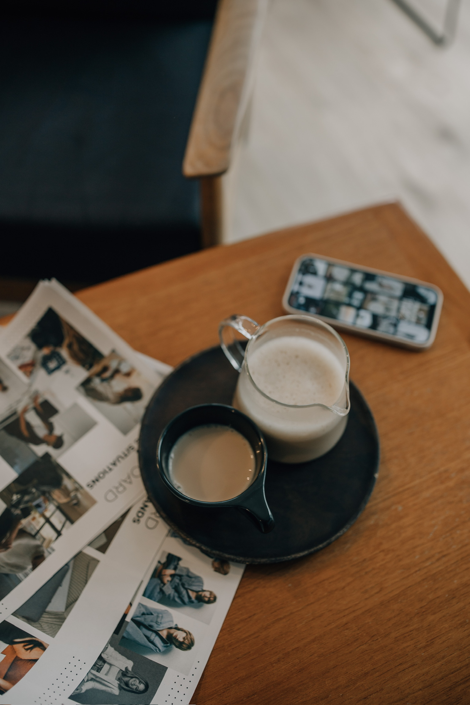 Klassische Kaffeetasse mit cremigem Milchschaum auf Holztisch