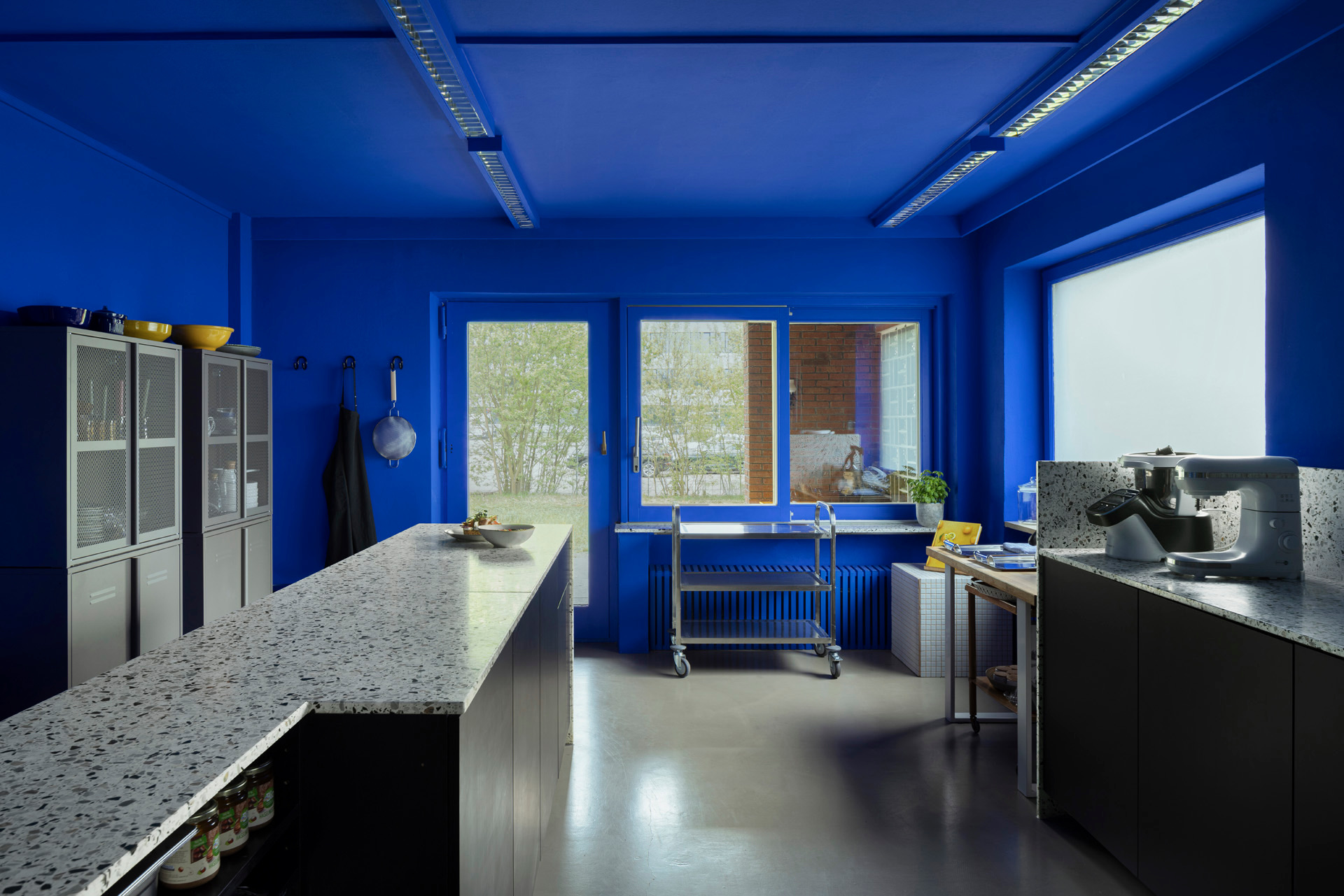 Die ikonische royalblaue Küche des co:Lab — Herzstück aller kulinarischen Workshops und food:Lab Abende